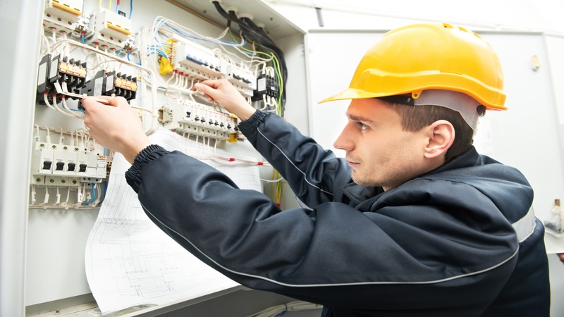 What You Should Know Before Hiring an Electrician in Madison, WI