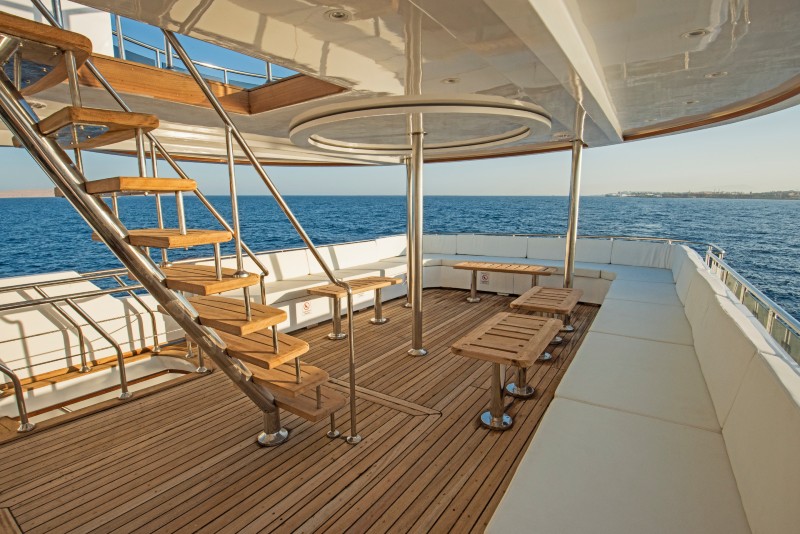 How Should You Decide the Best Type of Nautical Flooring for Your Boat?